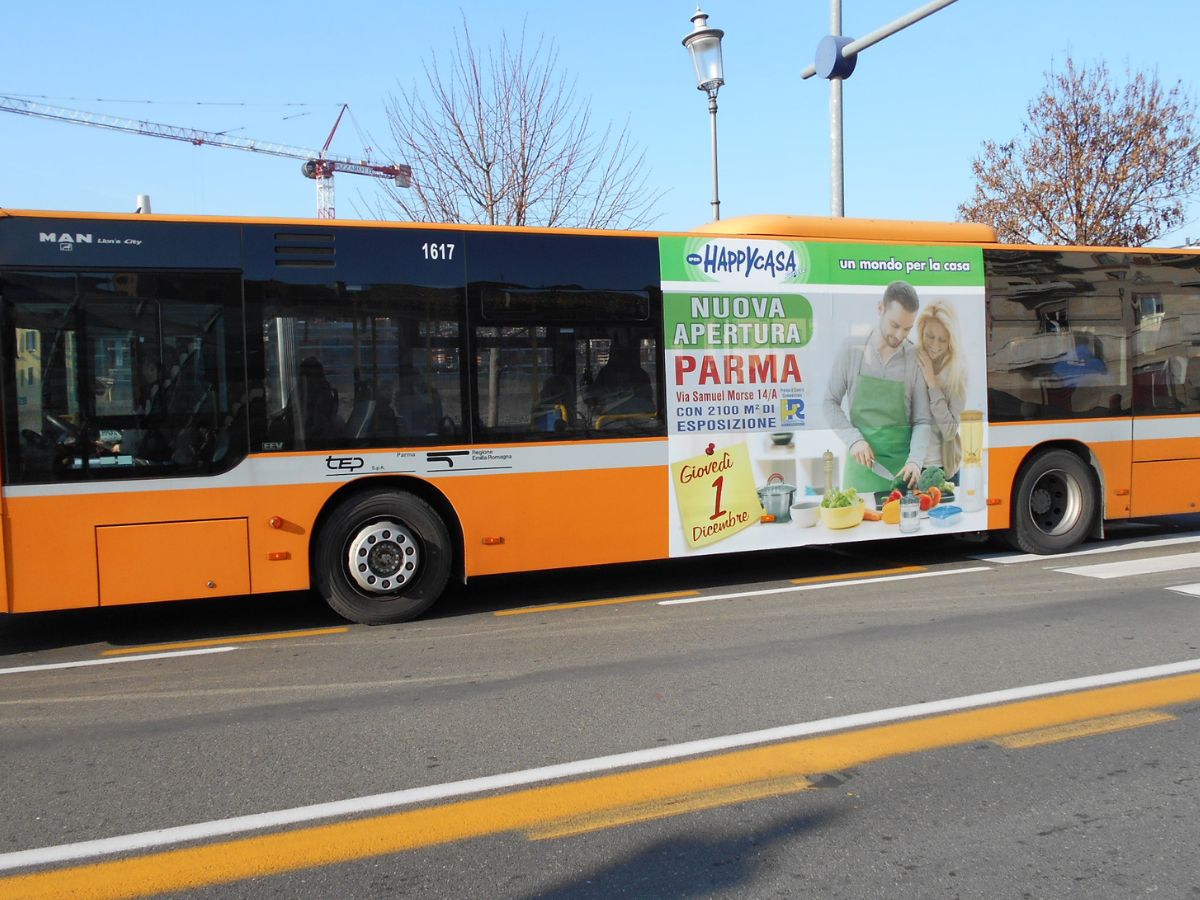 Campagna outdoor con pubblicità su autobus Zetamedia